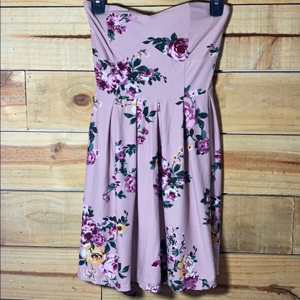 Women’s strapless flower blouse.